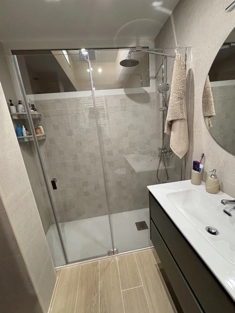 Baño reformado con ducha de obra